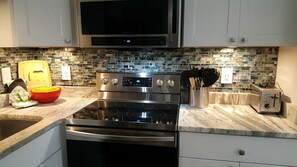 Een koelkast, een microgolfoven, een oven, een kookplaat