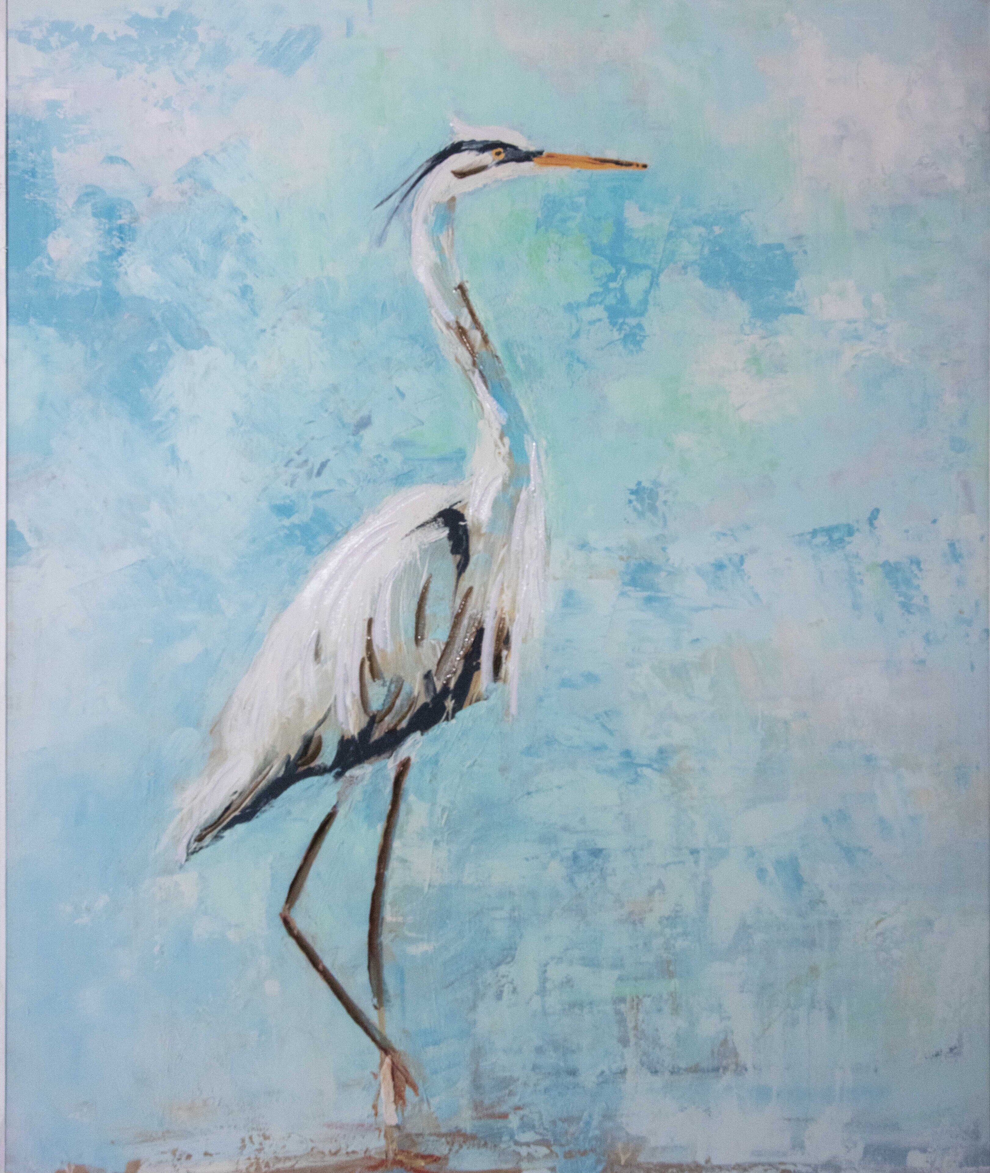 Pintura de um pássaro, provavelmente uma garça, em pé sobre uma perna, contra um fundo azul texturizado.