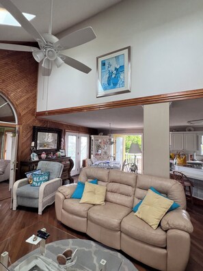 TV, DVD-spiller og stereoanlegg