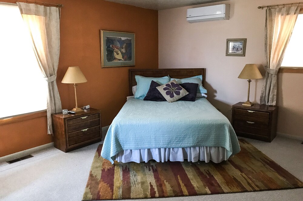 Spacious Home in the Museum Neighborhood, within minutes to Santa Fe Plaza.