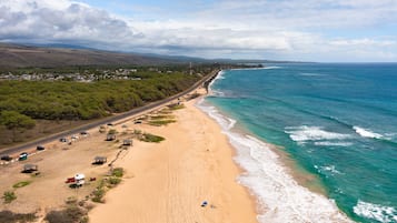 Beach nearby, sun loungers, beach towels