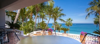 Private Beachfront Paradise, Right on the Best Swimming Beach in Los Cabos!