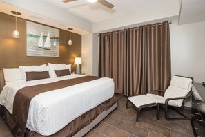 1 chambre, coffre-fort, fer et planche à repasser