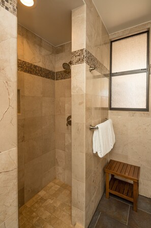Hair dryer, towels, soap, shampoo - Fresh Remodel - 1BR 1BA Gorgeous Ocean Front Condo at Las Palomas - Cristal 306 (Puerto Peñasco)