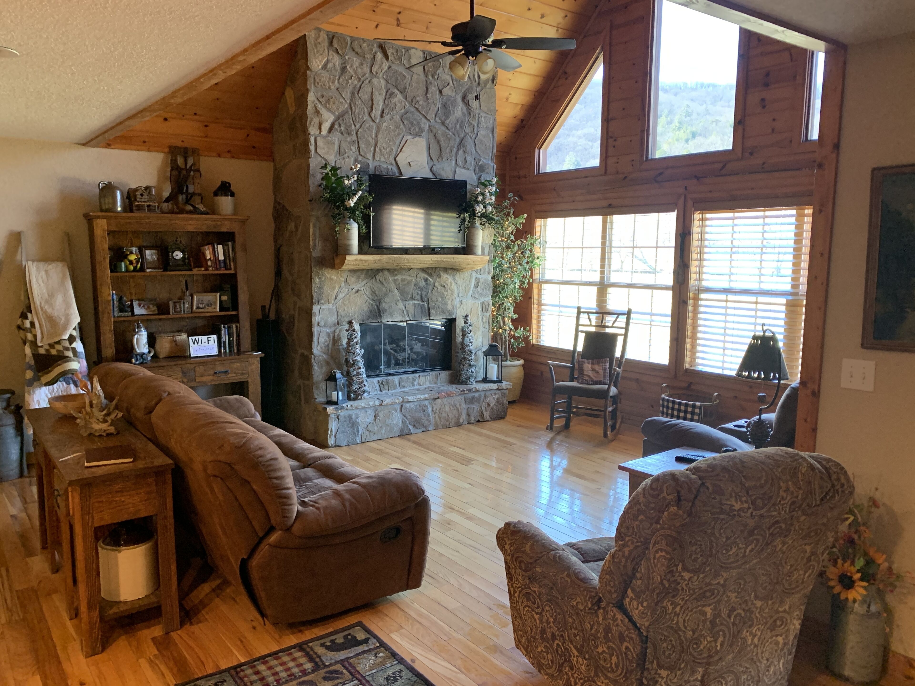 River Cabin,Lrg Hot Tub,Inner Tubing,Pool,Trout Fishin,20 Min to Helen