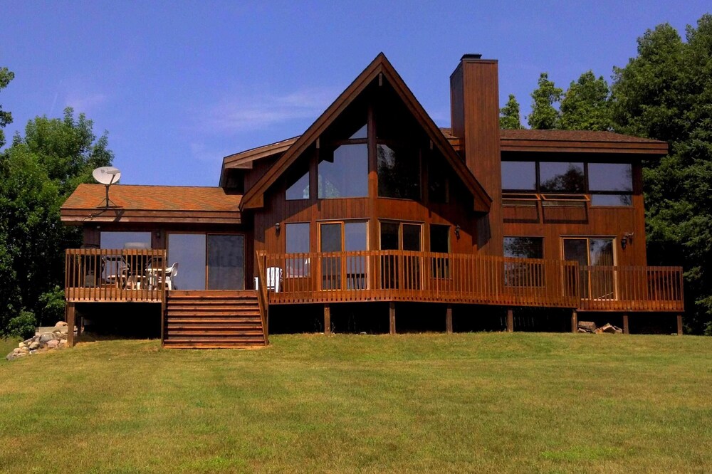 Burt Lake, Lake Front Family Vac. Home, 4 BR-3 BA, Great Sunsets in Private Sub