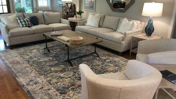 Smart-tv, pejs, dvd-afspiller, bøger