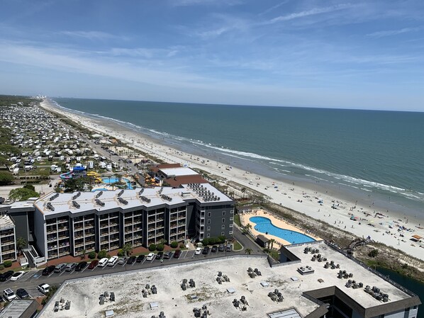 على الشاطئ، كراسي للتشمس