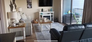 Smart TV, chimenea, reproductor de DVD y libros 