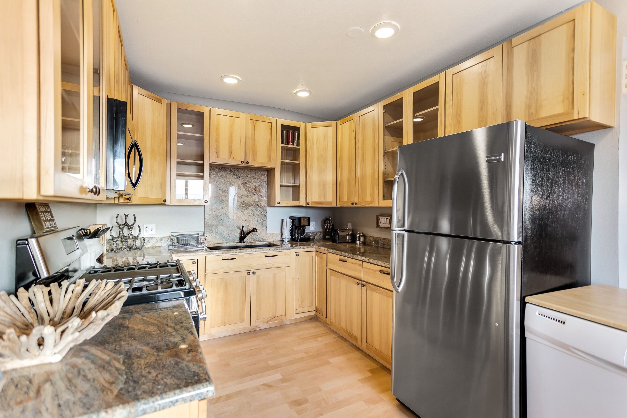 BEAUTIFUL CASTLE ROCK HOME WITH BREATHTAKING MOUNTAIN VIEWS !