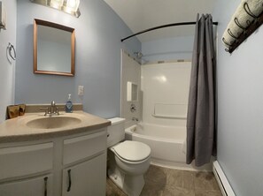 Kombination af bruser/badekar, hårtørrer, håndklæder, Toiletpapir