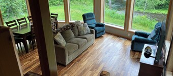 Unik Home i Willard, Wa. 40 dekar, 50 fot fra Little White Salmon River 