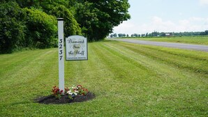 Schild für 'Diamond Inn the Bluff', das eine Ferienwohnung kennzeichnet.
