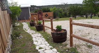 1-bedroom cottage just 7 minutes to Guadalupe River