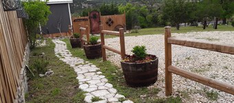 1-bedroom cottage just 7 minutes to Guadalupe River