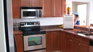 Kylskåp, mikrovågsugn, ugn och spishäll