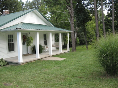 Charming vacation home for boaters, fishermen, and hunters. 