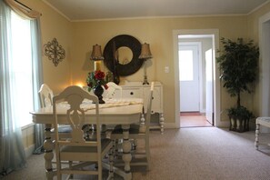 Dining - Charming vacation home for boaters, fishermen, and hunters. (Grand Rivers)