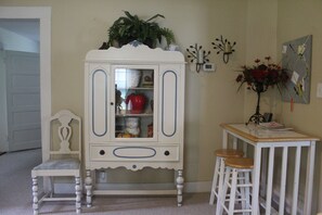 Interior - Charming vacation home for boaters, fishermen, and hunters. (Grand Rivers)