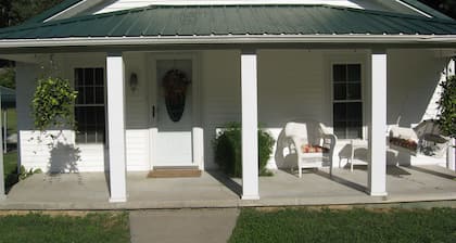 Charming vacation home for boaters, fishermen, and hunters.