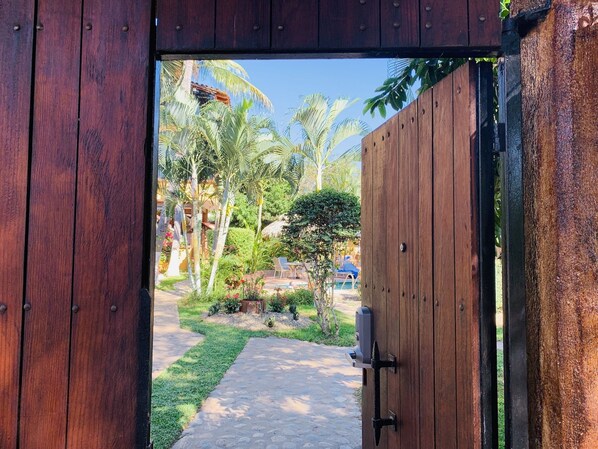 Property grounds - 1 BR apartment w/ patio, ionization pool system, 1 mn to beach, completely indep (Puerto Escondido)