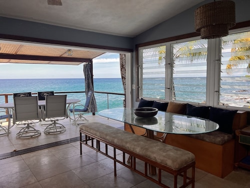 Kona OCEANFRONT PVT Home ~ Sleeps 8+, Hot Tub, 2 min walk to Magic Sands Beach