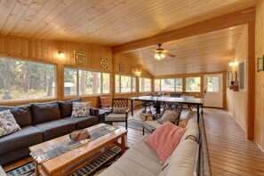 Smart TV, fireplace, DVD player, ping pong