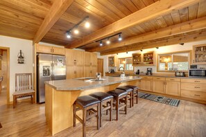 Fridge, microwave, oven, stovetop - Big Family Cabin on the River's Edge (Leavenworth)