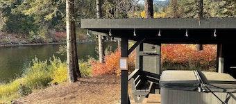 River's Edge - Waterfront Family Friendly Cabin