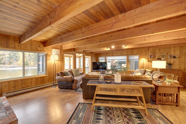 TV connectée, cheminée, lecteur de DVD, table de tennis de table