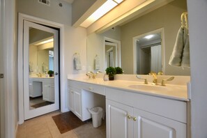 Ducha y bañera combinadas, secador de pelo y toallas