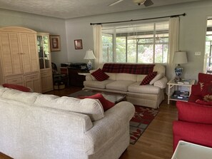 TV connectée, lecteur de DVD, livres, imprimantes
