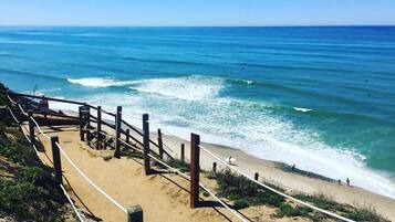 Aan het strand, ligstoelen aan het strand, strandlakens