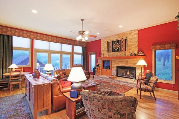 Smart TV, fireplace, DVD player, books - Luxury Chalet 5blk walk to Main, workspace, hot tub w/views, free ski shuttle (Breckenridge)
