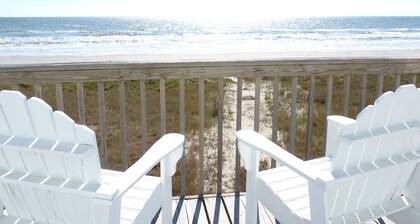 Beachfront helmi hiekalla! Suuri kansi, 3 bdrm-2 kylpy, kylpytynnyri, WiFi ja kaapeli!