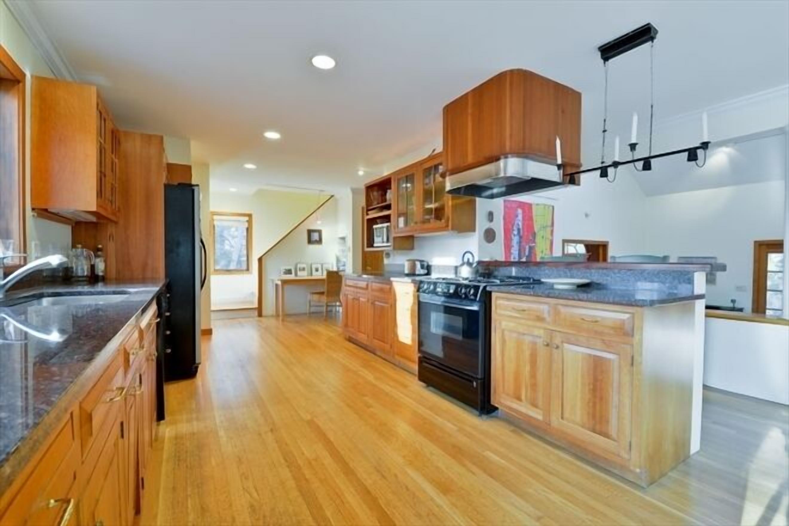 Discounted rates Sag Harbor house with bay beach access and Heated Lap Pool