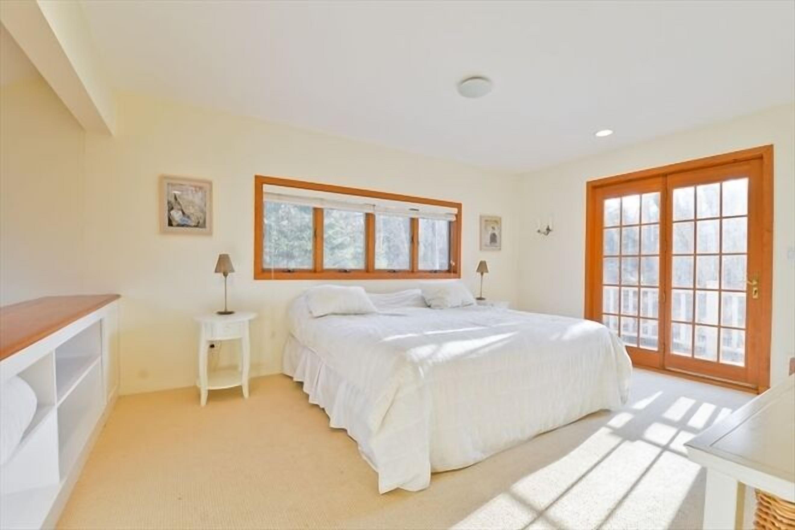 Discounted rates Sag Harbor house with bay beach access and Heated Lap Pool