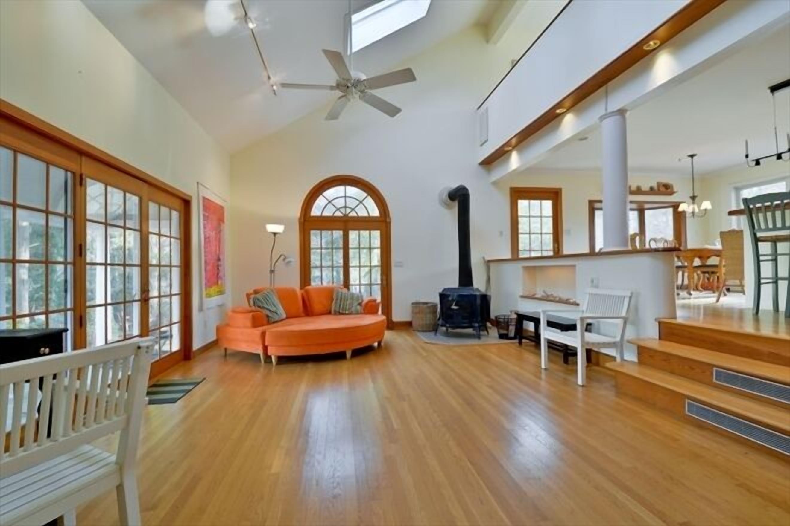 Discounted rates Sag Harbor house with bay beach access and Heated Lap Pool