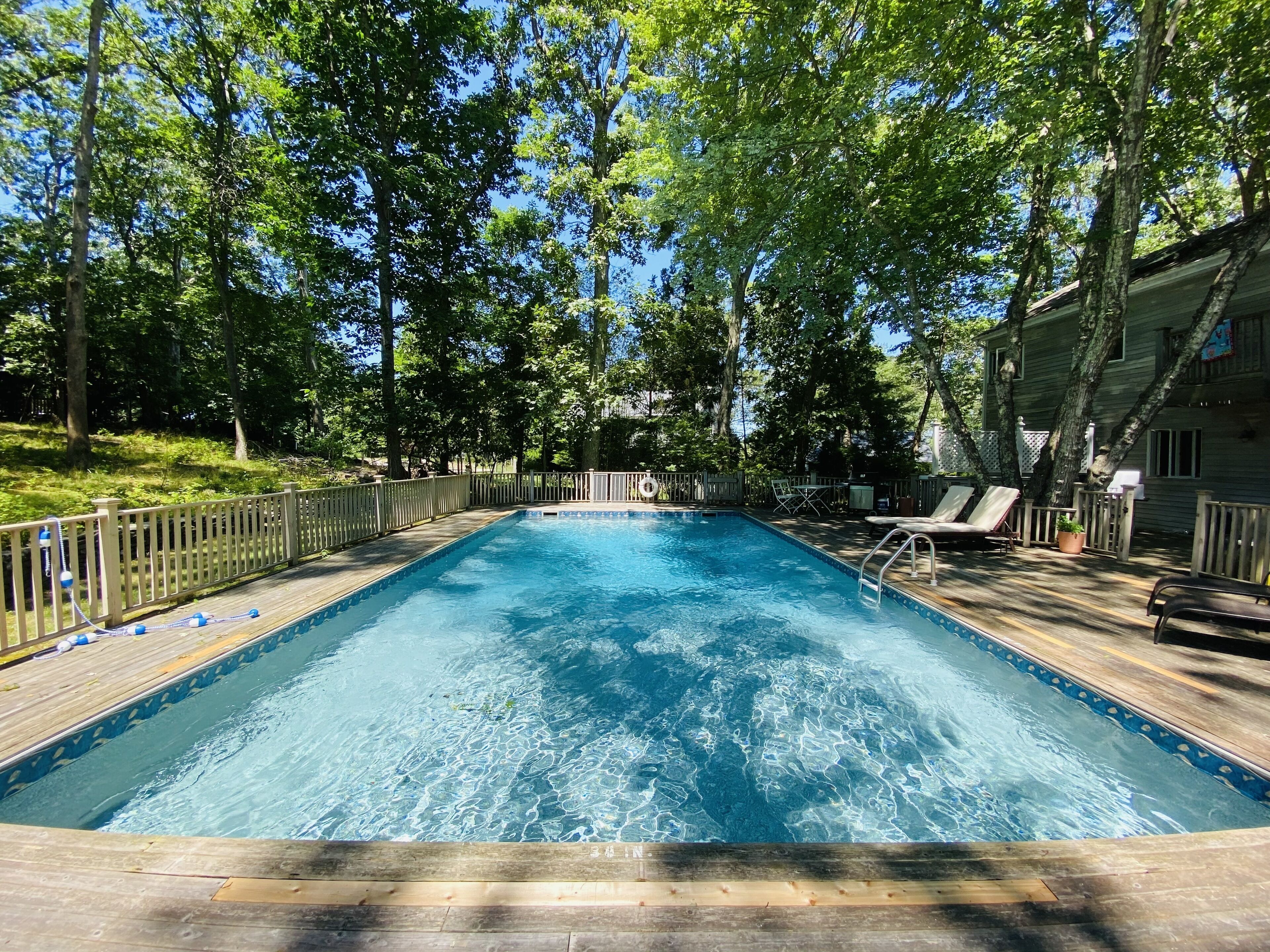 Discounted rates Sag Harbor house with bay beach access and Heated Lap Pool
