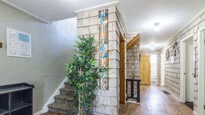 A staircase with a wooden wall and a sign reading "MOUNTAIN". - Mountain View Blue Mountain (Blue Mountains)