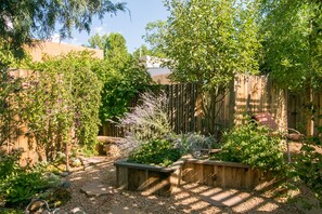 Property grounds - Beautiful southwest casita in walking distance to historic Nob Hill on Route 66. (Albuquerque)