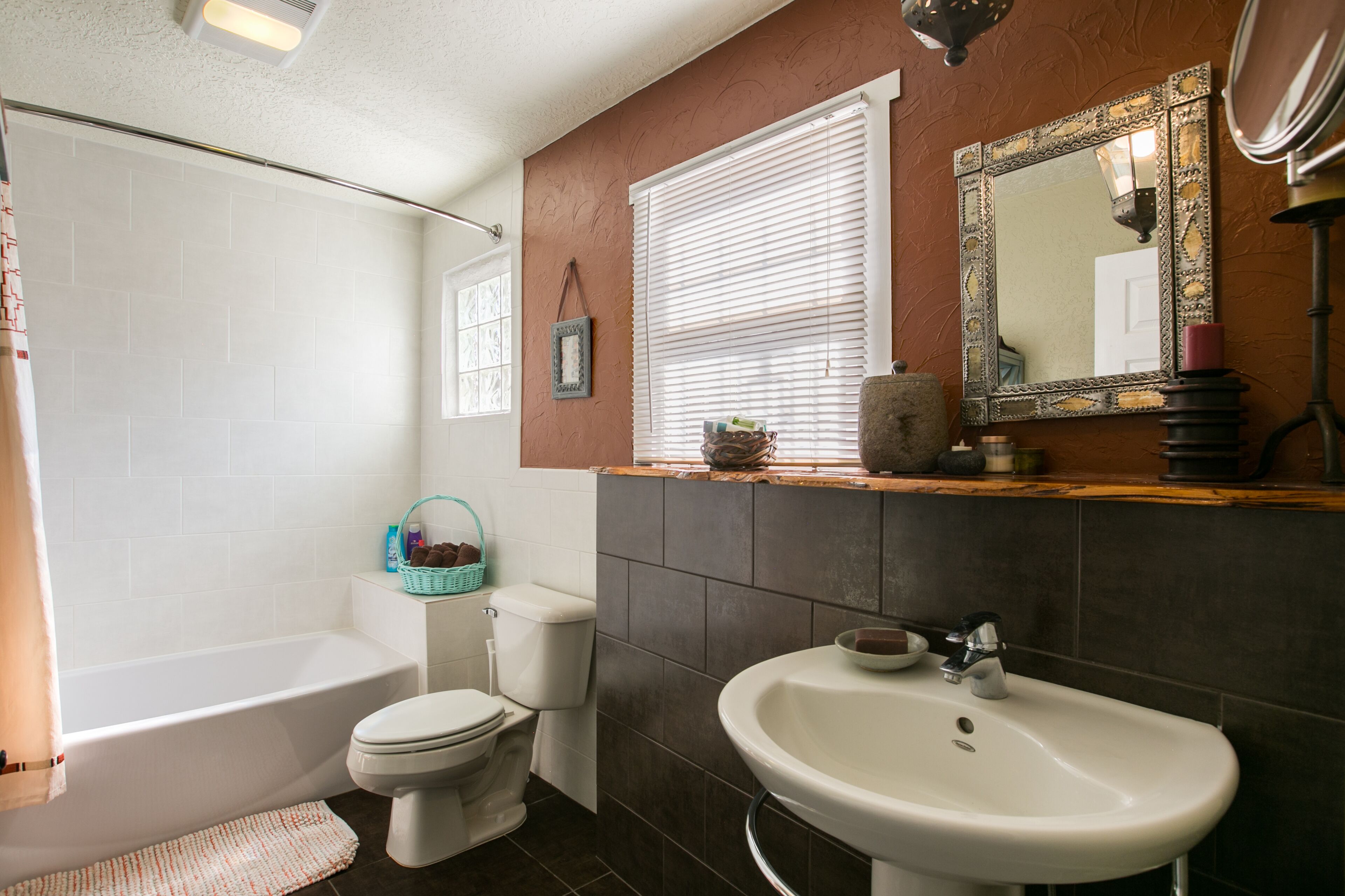 Une salle de bain avec une baignoire, des toilettes et un lavabo.