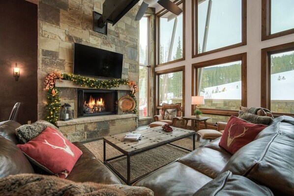 Smart-TV, Kamin, Videospiele, DVD-Player