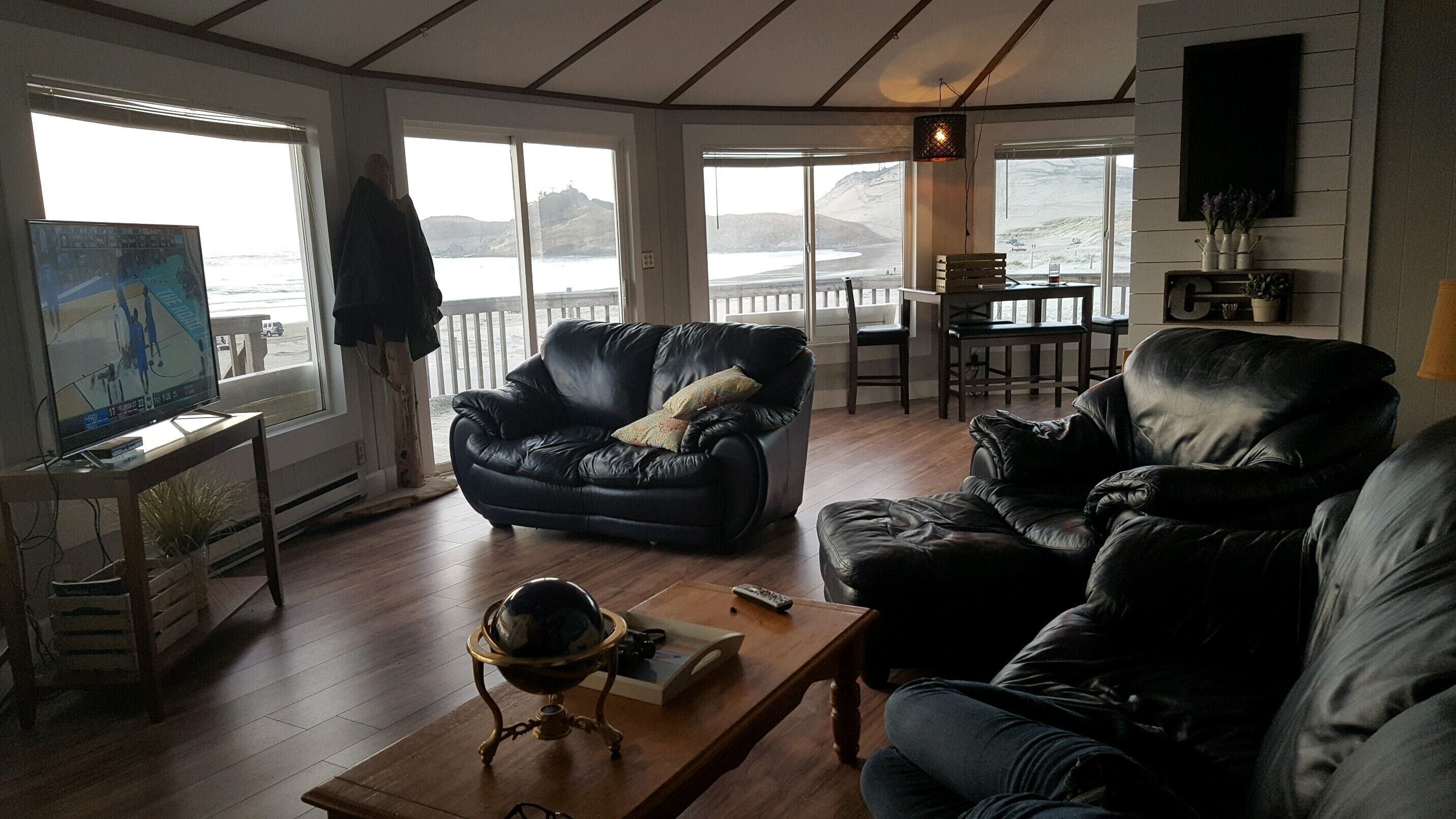 Beach Front Family Fun House - PET FRIENDLY Truly walking distance to everything