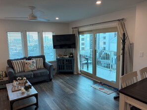 Smart TV, DVD player, livros, videoteca