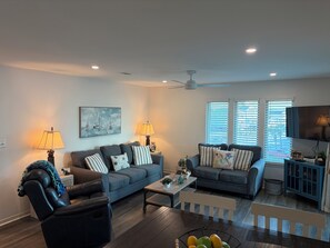 Smart-TV, DVD-Player, Bücher, Videothek