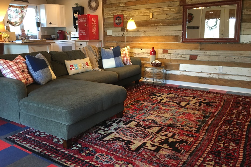 The Cotton Cottage - 1 BR guest apartment 7 minutes from the Ole Miss campus