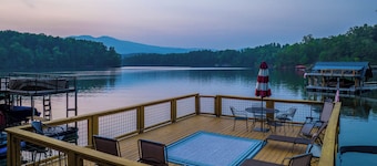 Enjoy Winter Sunsets & Mtn. Views from Deck & Private Dock, Cozy firepit, & Cove
