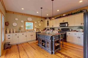 Fridge, microwave, oven, stovetop - Beautiful lodge, 4 king bedrooms, all with private baths! 5 decks to enjoy. (SKY VALLEY)