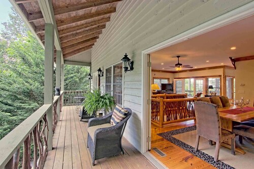 Beautiful lodge, 4 king bedrooms, all with private baths! 5 decks to enjoy.